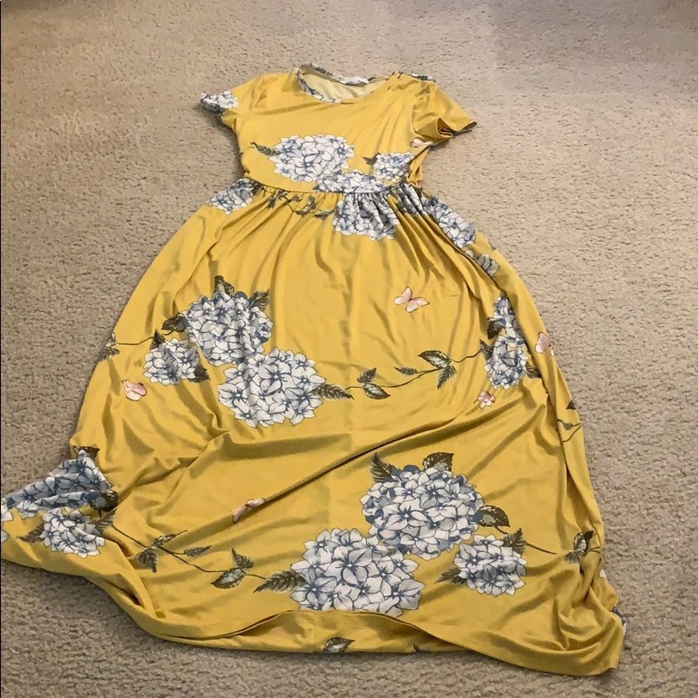 Maxi dress with floral print.